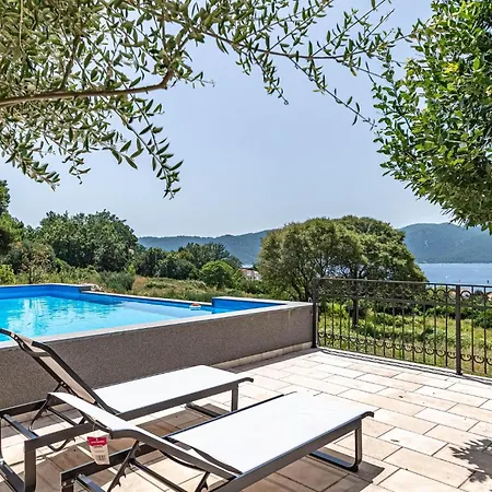 Сasa de vacaciones Lovely In With Outdoor Swimming Pool *