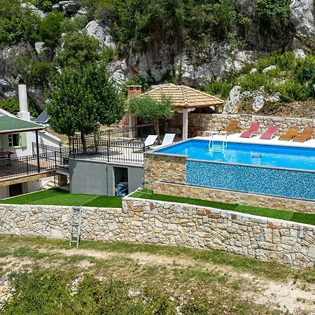 Lovely In With Outdoor Swimming Pool Сasa de vacaciones Viganj